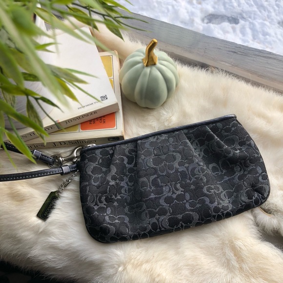 COACH WRISTLET/WALLET !! Very cute !! - Picture 1 of 4
